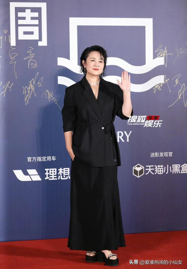 群浓妆艳抹中格外清爽没假面感这一夜被素颜的金晨惊艳在一(图4)