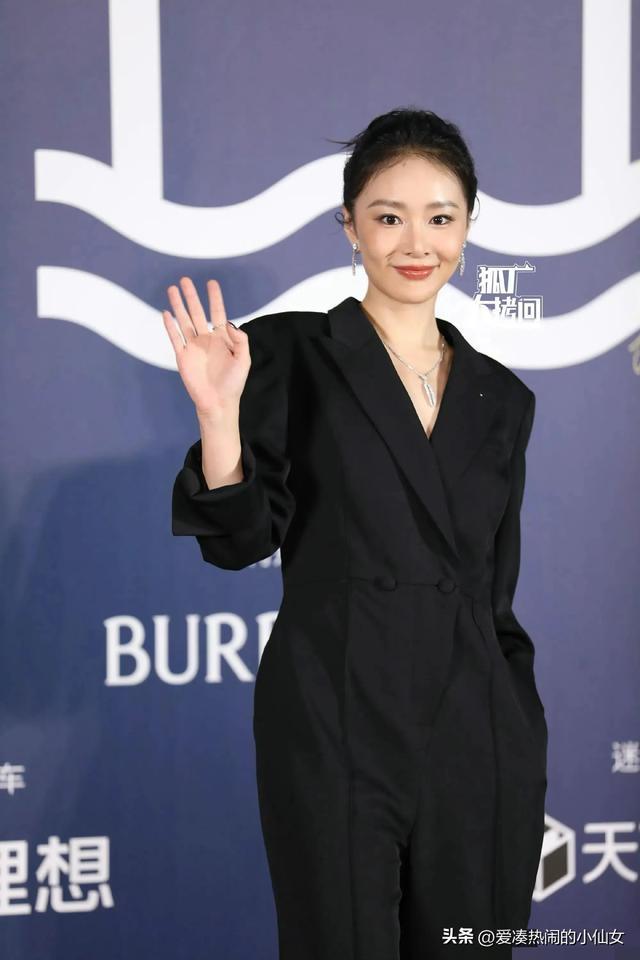 群浓妆艳抹中格外清爽没假面感这一夜被素颜的金晨惊艳在一(图7)